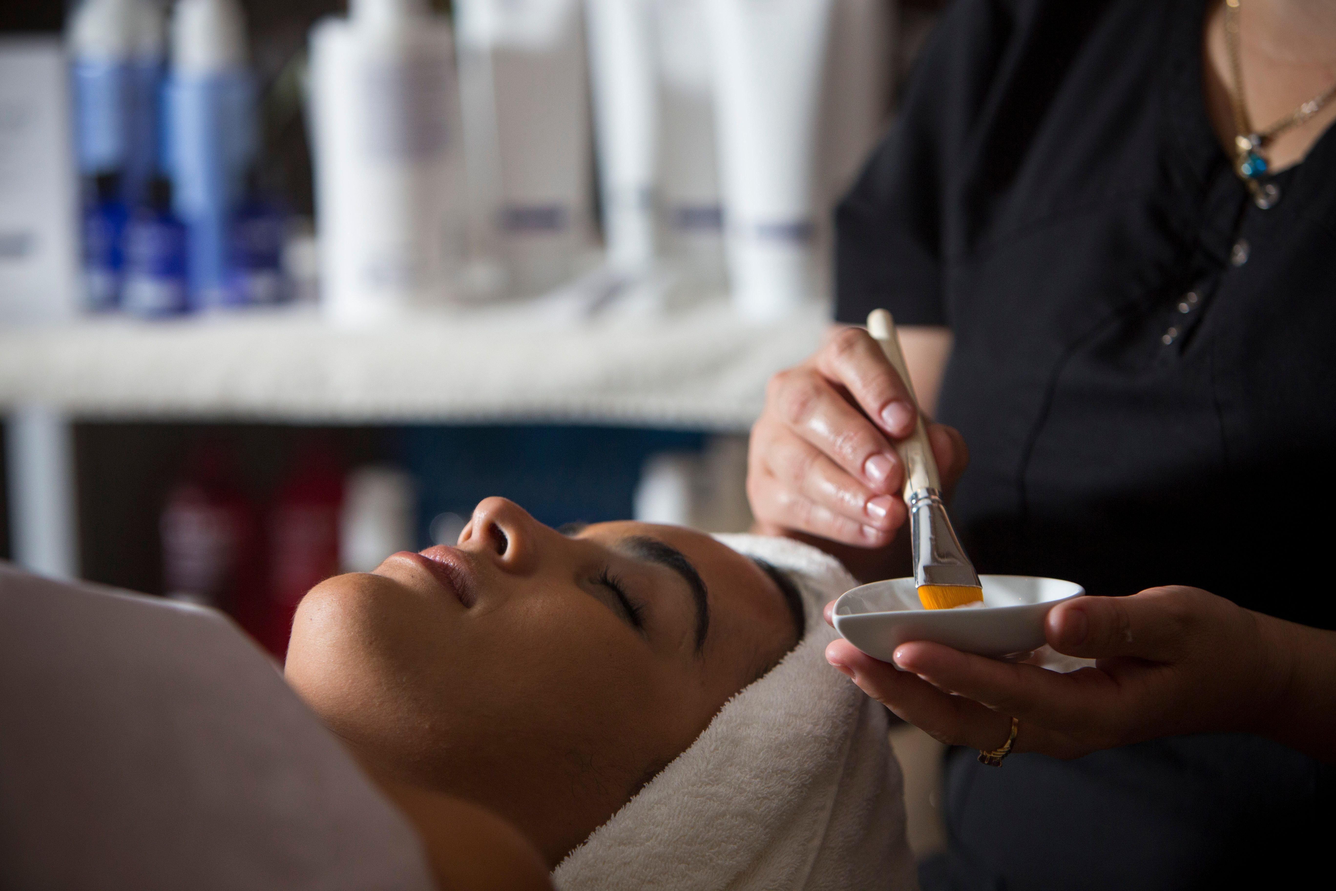Intercontinental Miami By Ihg Hotel Exterior foto A woman receiving a facial treatment