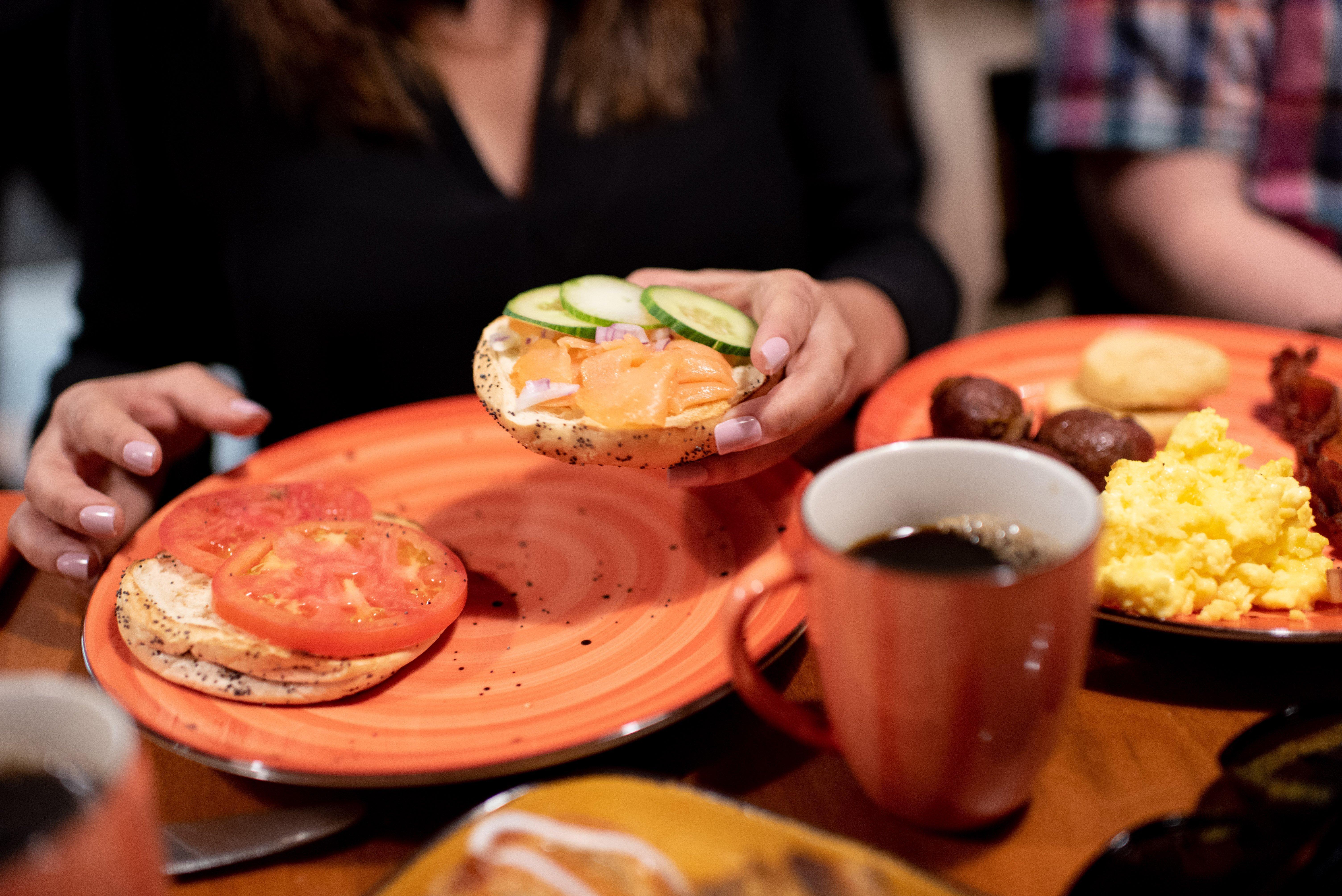 Intercontinental Miami By Ihg Hotel Exterior foto A woman eating a bagel with cream cheese and a breakfast plate at a restaurant
