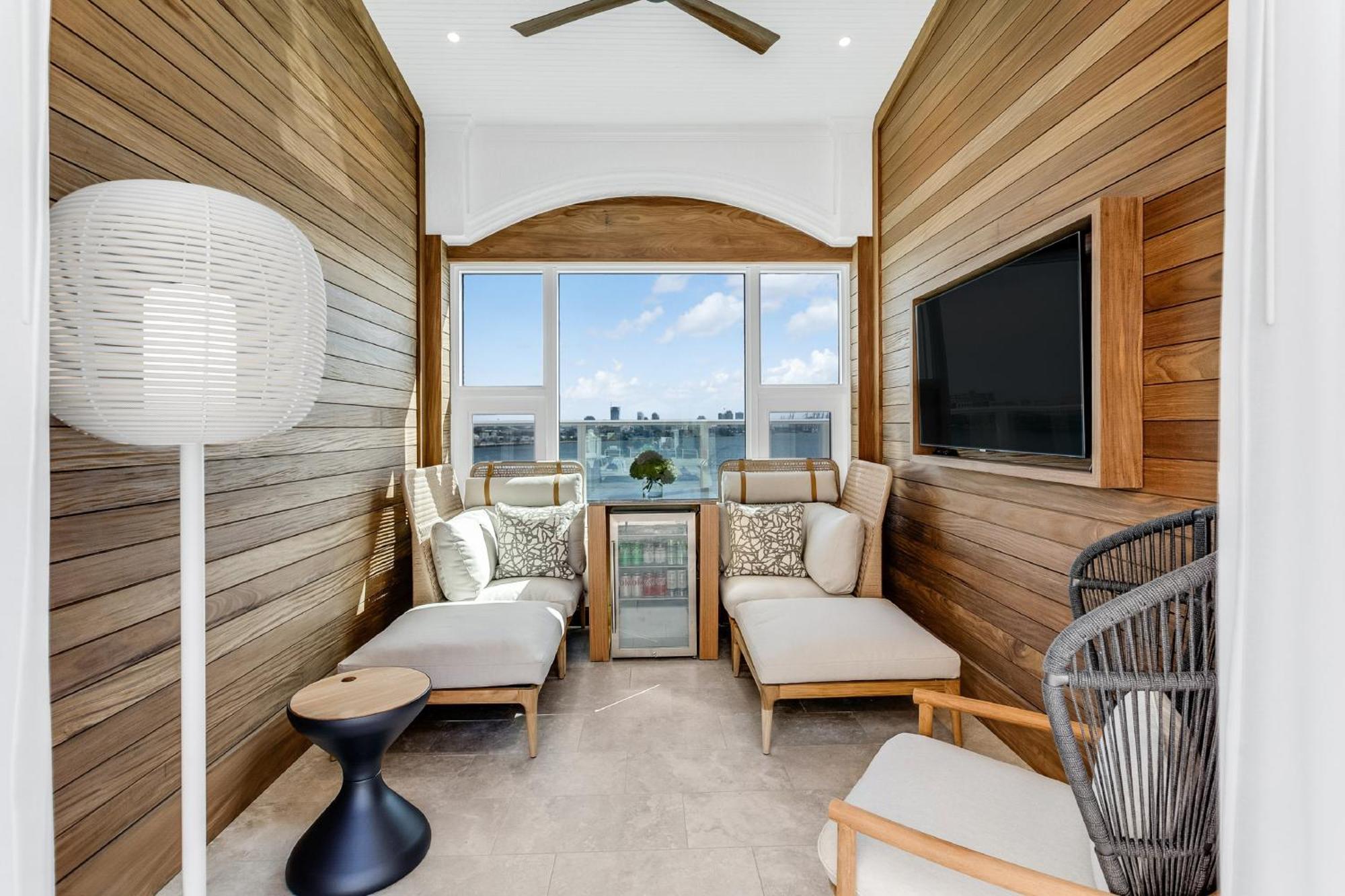 Intercontinental Miami By Ihg Hotel Exterior foto The interior of a private suite at the Ritz-Carlton, Key West
