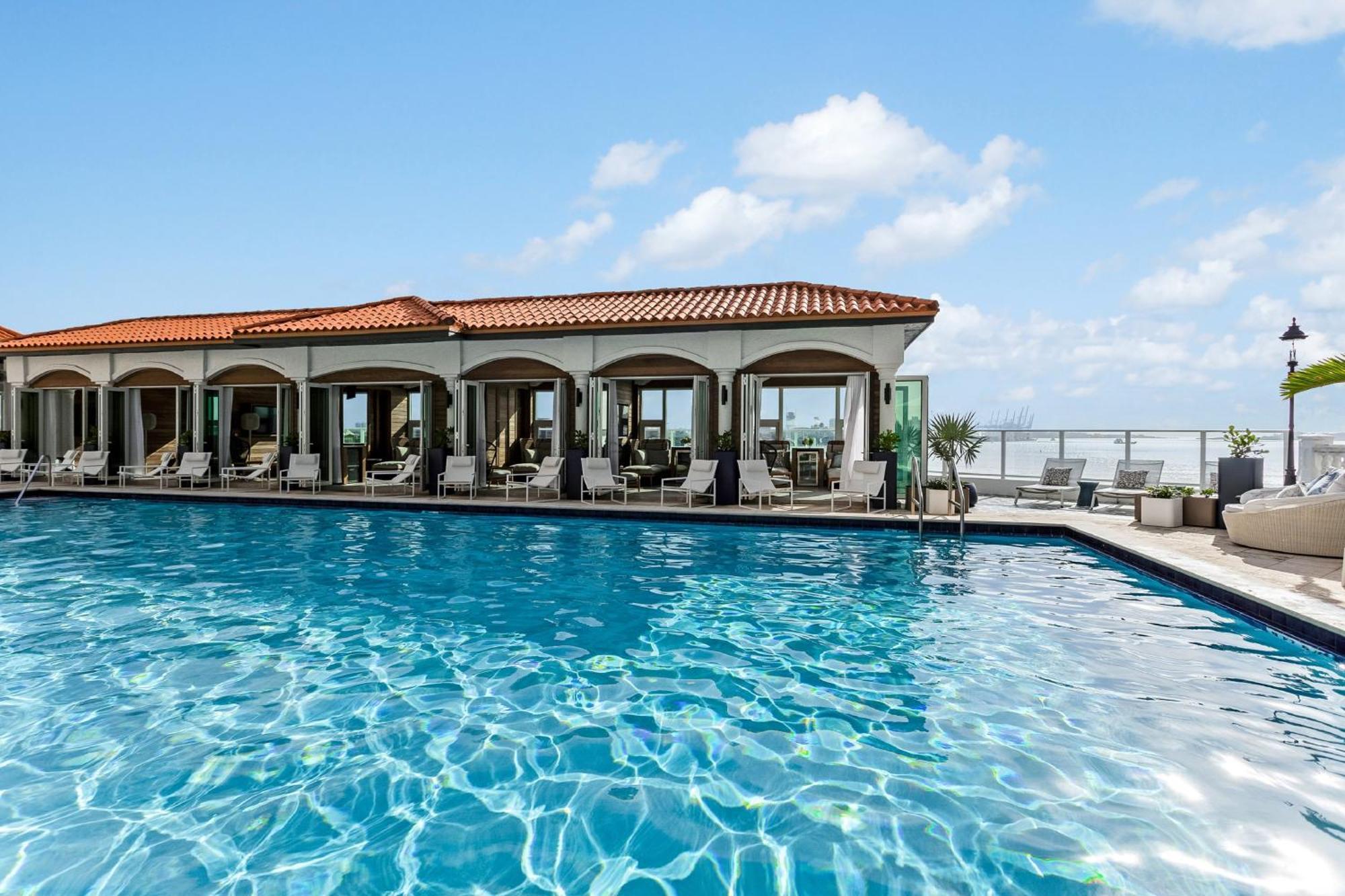 Intercontinental Miami By Ihg Hotel Exterior foto The rooftop pool at the hotel