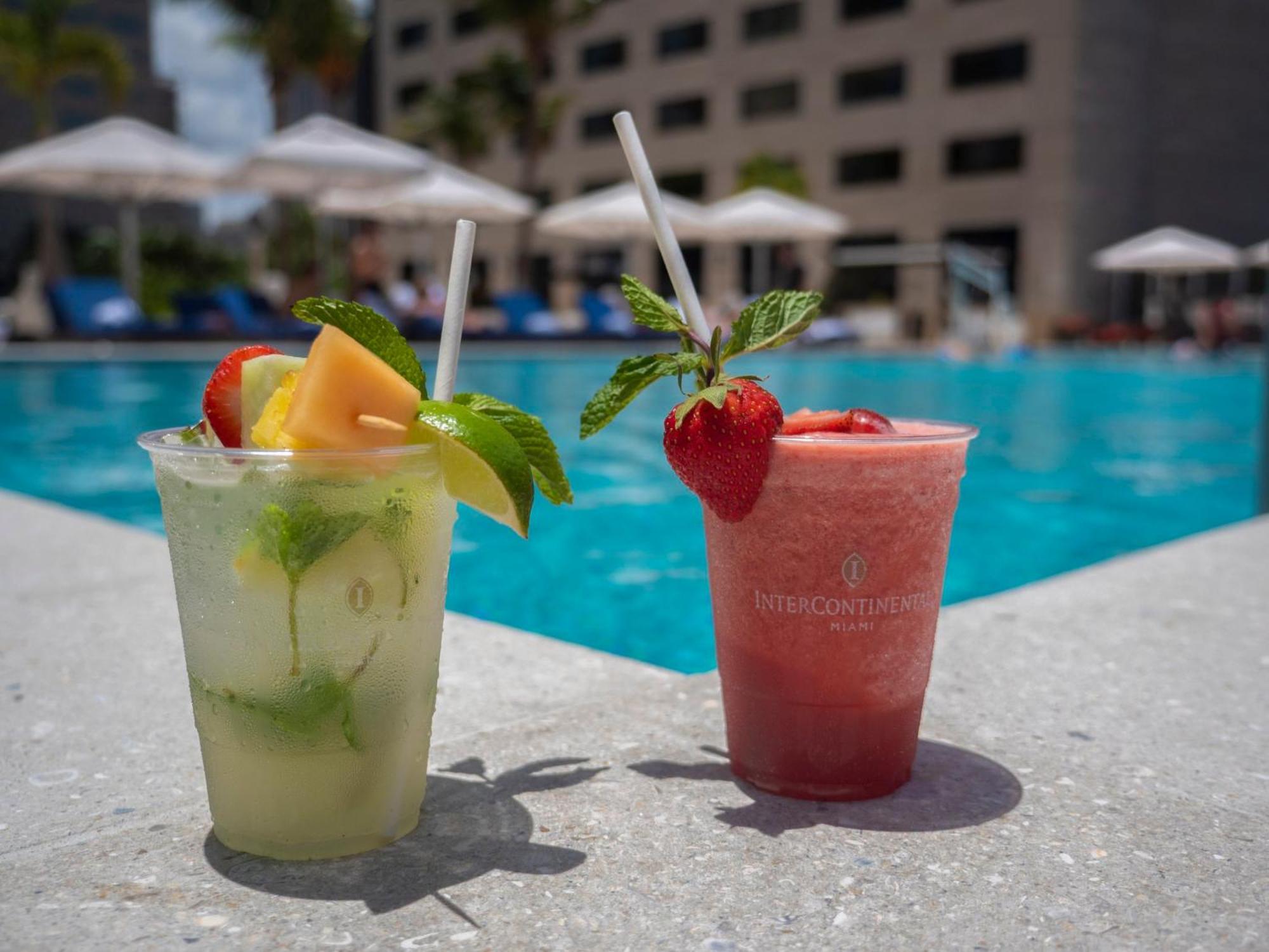 Intercontinental Miami By Ihg Hotel Exterior foto Poolside drinks at the hotel