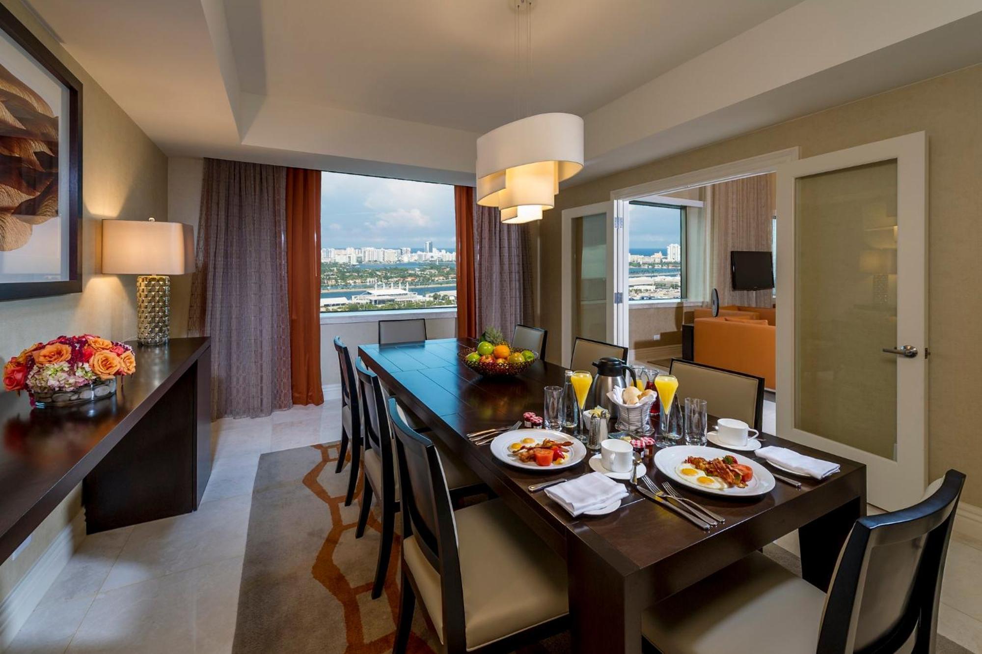 Intercontinental Miami By Ihg Hotel Exterior foto A dining room at the JW Marriott Miami