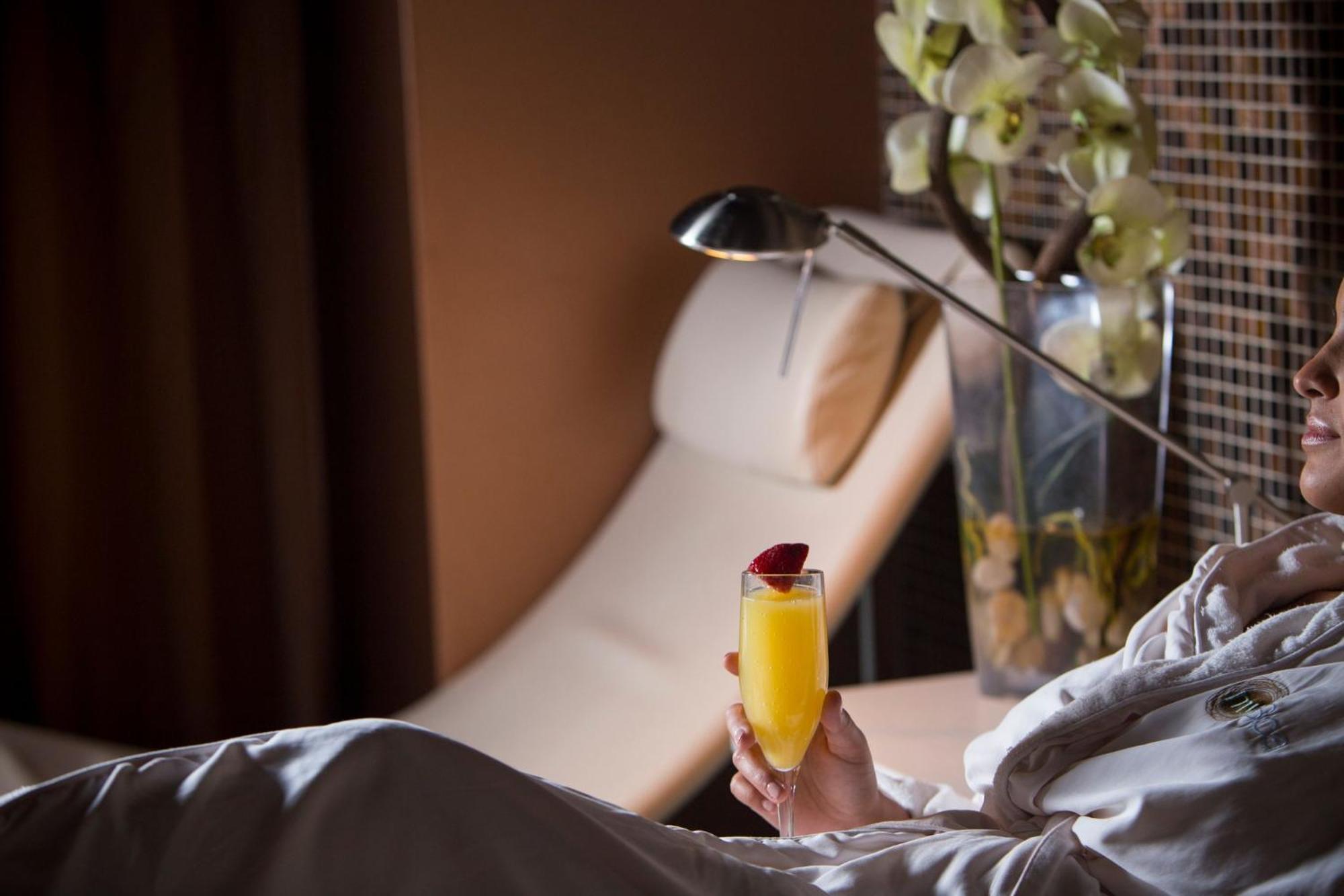 Intercontinental Miami By Ihg Hotel Exterior foto A woman relaxing in a spa