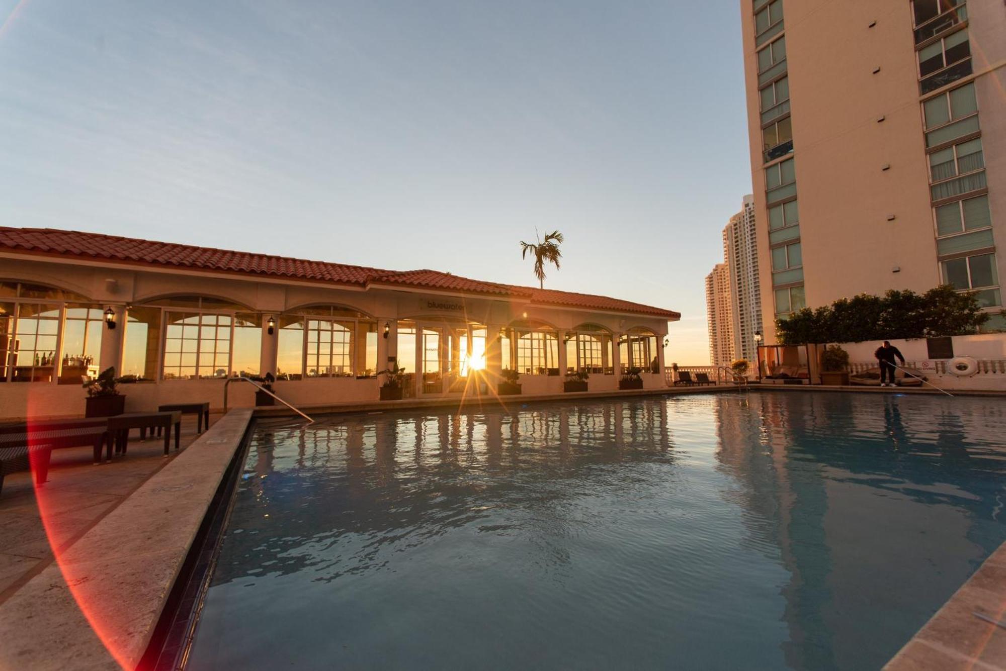 Intercontinental Miami By Ihg Hotel Exterior foto The pool at the top of the hotel
