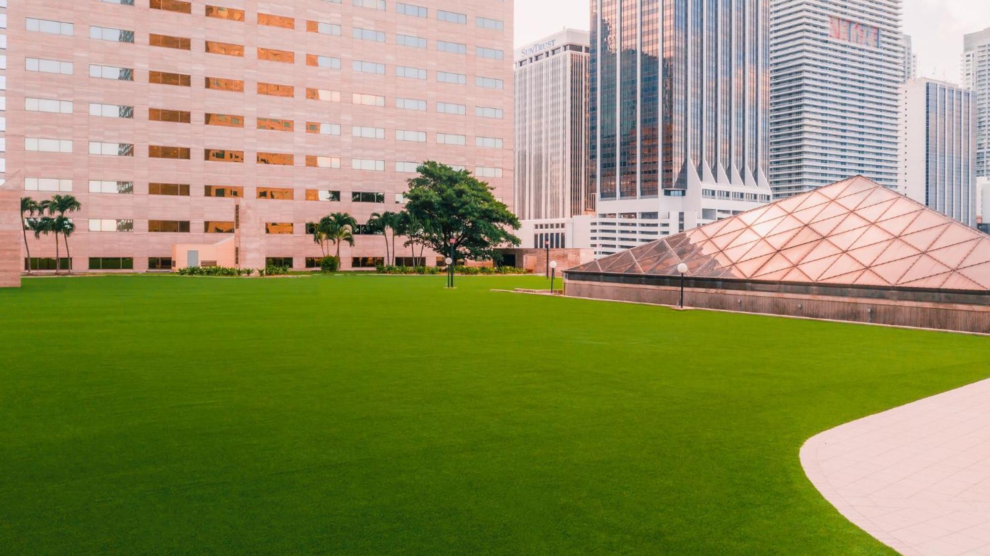 Intercontinental Miami By Ihg Hotel Exterior foto The lawn at the Bank of America Center