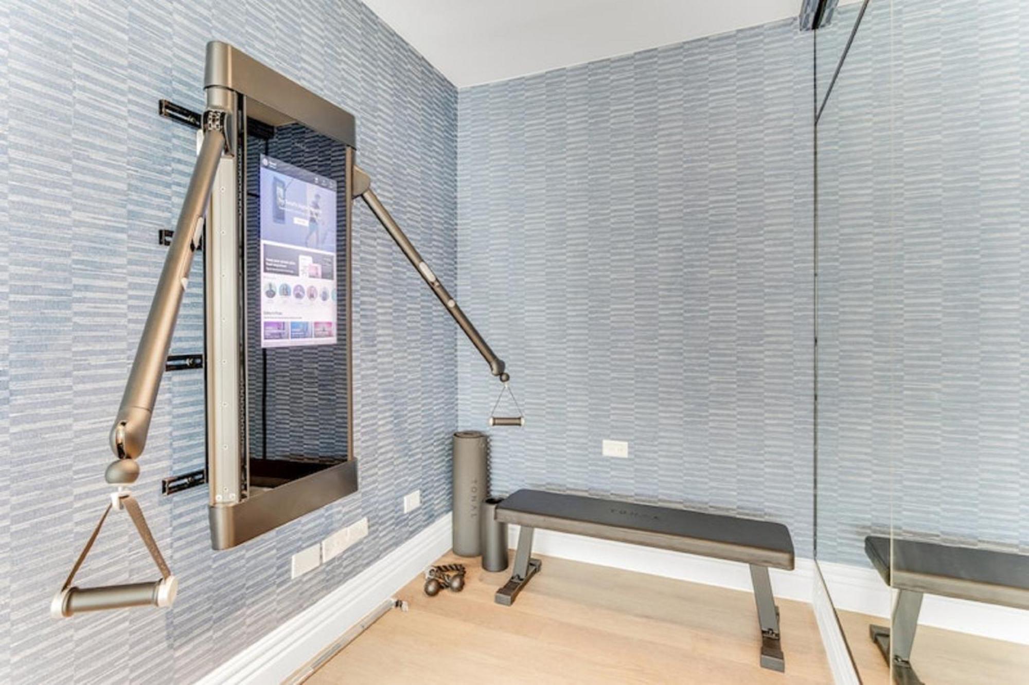 Intercontinental Miami By Ihg Hotel Exterior foto A mirror-based personal trainer